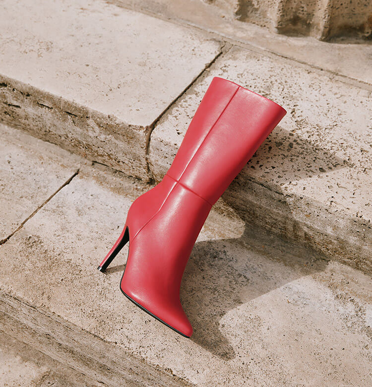 Pinker High-Heel Stiefel liegt auf einer Treppe