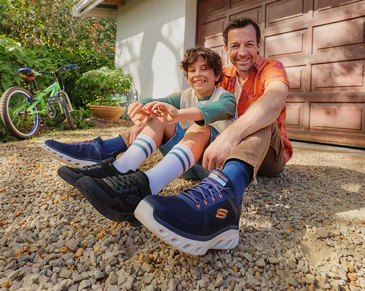 Vater und Sohn tragen Skechers Schuhe