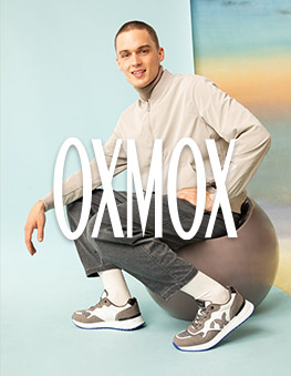 Mann mit grauen Oberteil trÃ¤gt graue Oxmox Schuhe